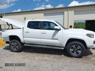 2017 Toyota Tacoma SR5 z VIN 5TFAZ5CN6HX047115, wystawiony jako IAAI lot #42124289 z przebiegiem 133 245 mil mil oraz . Historia ofert i sprzedaży dostępna na DreamBid. Obrazek 13.