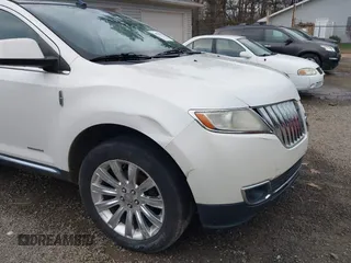 2011 Lincoln MKX with VIN 2LMDJ8JK0BBJ08813, listed as a IAAI auction lot 40978551 with 184,382 mi miles. Bid and sale history available at carsss.com. Image 18.