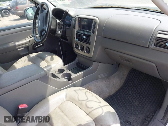 2004 Ford Explorer XLT z VIN 1FMZU73K04UA87586, wystawiony jako IAAI lot #42576434 z przebiegiem Nie podano mil oraz . Historia ofert i sprzedaży dostępna na DreamBid. Obrazek 5.