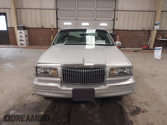 1997 Lincoln Town Car Executive z VIN 1LNLM81W0VY733723, wystawiony jako IAAI lot #41569359 z przebiegiem 104 356 mil mil oraz . Historia ofert i sprzedaży dostępna na DreamBid. Obrazek 12.