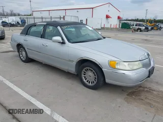 2002 Lincoln Town Car Cartier z VIN 1LNHM83W12Y641423, wystawiony jako IAAI lot #41897511 z przebiegiem 166 763 mil mil oraz . Historia ofert i sprzedaży dostępna na DreamBid. Obrazek 1.