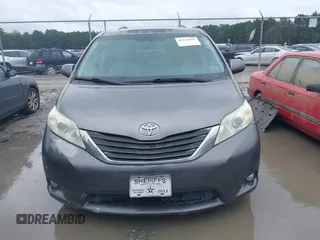 2011 Toyota Sienna XLE AAS z VIN 5TDYK3DC9BS114078, wystawiony jako IAAI lot #42434853 z przebiegiem 301 384 mil mil oraz . Historia ofert i sprzedaży dostępna na DreamBid. Obrazek 11.