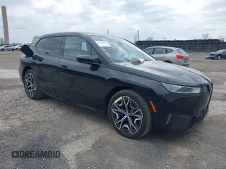 2024 BMW iX xDrive50 z VIN WB523CF03RCN81221, wystawiony jako IAAI lot #42029754 z przebiegiem Nie podano mil oraz . Historia ofert i sprzedaży dostępna na DreamBid. Obrazek 1.