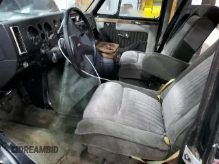 1984 Chevrolet Chevy Van z VIN 1GBEG25HXE7178870, wystawiony jako Copart lot #49771585 z przebiegiem 72 106 mil mil oraz Czysty tytuł • Clean title. Historia ofert i sprzedaży dostępna na DreamBid. Obrazek 7.