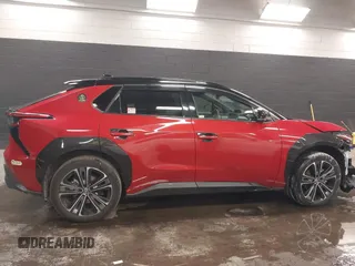 2023 Toyota bZ4X XLE z VIN JTMABACA5PA035498, wystawiony jako IAAI lot #41386031 z przebiegiem 18 529 mil mil oraz . Historia ofert i sprzedaży dostępna na DreamBid. Obrazek 14.