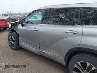 2021 Toyota Highlander XLE with VIN 5TDGZRBH5MS538188, listed as a IAAI auction lot 42257104 with 55,701 mi miles and . Bid and sale history available at DreamBid. Image 18.