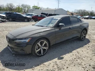 2024 Volvo S60 Plus Dark Theme z VIN 7JRL12FL4RG303991, wystawiony jako Copart lot #54007485 z przebiegiem 27 346 mil mil oraz Szkoda całkowita • Salvage title. Historia ofert i sprzedaży dostępna na DreamBid. Obrazek 1.