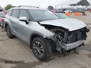 2021 Toyota Highlander XLE with VIN 5TDHZRBH8MS142051, listed as a IAAI auction lot 42407158 with 71,112 mi miles and . Bid and sale history available at DreamBid. Image 1.