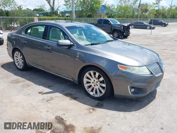 2011 Lincoln MKS z VIN 1LNHL9DR7BG611611, wystawiony jako IAAI lot #42281272 z przebiegiem 160 054 mil mil oraz . Historia ofert i sprzedaży dostępna na DreamBid. Obrazek 1.