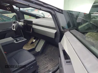 2024 Tesla Cybertruck Cyberbeast z VIN 7G2CEHEE3RA041930, wystawiony jako IAAI lot #42155289 z przebiegiem 4 082 mil mil oraz . Historia ofert i sprzedaży dostępna na DreamBid. Obrazek 5.