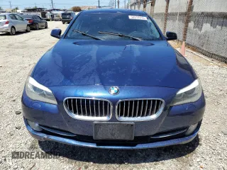 2012 BMW 5 Series 528i z VIN WBAXG5C51CDX06029, wystawiony jako Copart lot #56512415 z przebiegiem 126 307 mil mil oraz Czysty tytuł • Clean title. Historia ofert i sprzedaży dostępna na DreamBid. Obrazek 5.