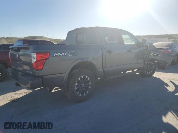2017 Nissan Titan Platinum Reserve z VIN 1N6AA1E53HN543012, wystawiony jako Copart lot #39144854 z przebiegiem 83 008 mil mil oraz Szkoda całkowita • Salvage title. Historia ofert i sprzedaży dostępna na DreamBid. Obrazek 3.