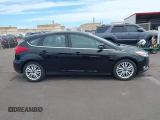 2017 Ford Focus Titanium z VIN 1FADP3N24HL326330, wystawiony jako IAAI lot #42594927 z przebiegiem 54 727 mil mil oraz . Historia ofert i sprzedaży dostępna na DreamBid. Obrazek 13.