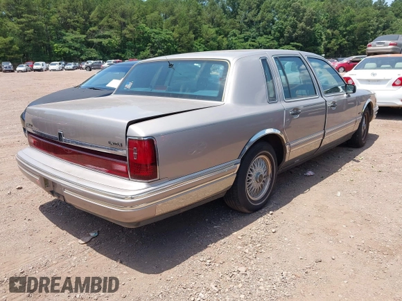 1994 Lincoln Town Car Signature z VIN 1LNLM82W2RY628475, wystawiony jako IAAI lot #42320445 z przebiegiem 107 346 mil mil oraz . Historia ofert i sprzedaży dostępna na DreamBid. Obrazek 4.