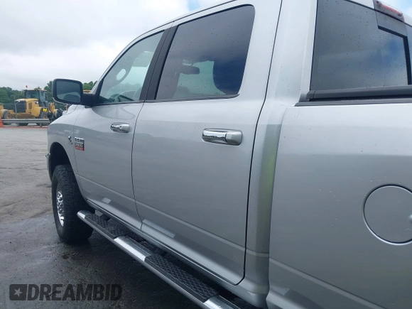 2010 Dodge 2500 SLT z VIN 3D7UT2CL9AG130789, wystawiony jako IAAI lot #42358839 z przebiegiem 128 802 mil mil oraz . Historia ofert i sprzedaży dostępna na DreamBid. Obrazek 14.
