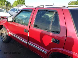 1995 GMC Jimmy SLE z VIN 1GKDT13W1SK528155, wystawiony jako IAAI lot #42177589 z przebiegiem 283 900 mil mil oraz . Historia ofert i sprzedaży dostępna na DreamBid. Obrazek 14.