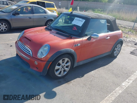 2005 MINI Convertible S z VIN WMWRH33525TF83816, wystawiony jako IAAI lot #42359592 z przebiegiem 137 013 mil mil oraz . Historia ofert i sprzedaży dostępna na DreamBid. Obrazek 17.