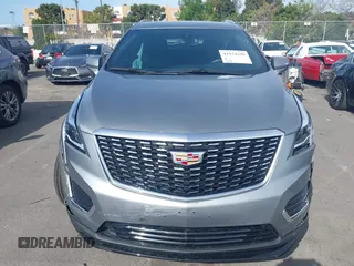 2023 Cadillac XT5 FWD Luxury z VIN 1GYKNAR49PZ137556, wystawiony jako IAAI lot #41934199 z przebiegiem 13 298 mil mil oraz . Historia ofert i sprzedaży dostępna na DreamBid. Obrazek 12.