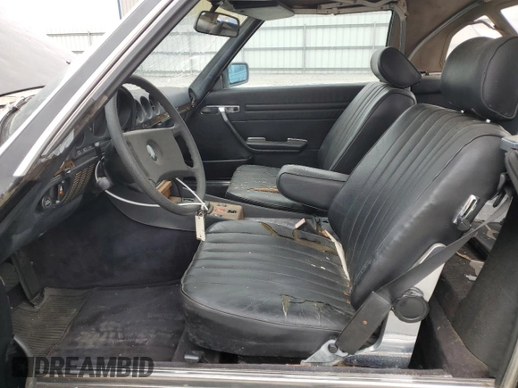 1985 Mercedes-Benz 380 z VIN WDBBA45C3FA030353, wystawiony jako Copart lot #48373455 z przebiegiem 97 471 mil mil oraz Nie do naprawy • Non repairable. Historia ofert i sprzedaży dostępna na DreamBid. Obrazek 7.