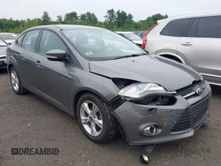 2013 Ford Focus SE z VIN 1FADP3F26DL215593, wystawiony jako IAAI lot #42453550 z przebiegiem 98 361 mil mil oraz . Historia ofert i sprzedaży dostępna na DreamBid. Obrazek 1.