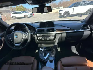 2017 BMW 3 Series 330i xDrive z VIN WBA8D9C39HA004990, wystawiony jako Copart lot #50005535 z przebiegiem 80 598 mil mil oraz Czysty tytuł • Clean title. Historia ofert i sprzedaży dostępna na DreamBid. Obrazek 8.