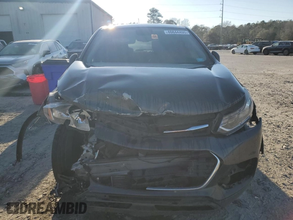 2020 Chevrolet Trax LS z VIN 3GNCJKSB9LL190321, wystawiony jako Copart lot #46644495 z przebiegiem Nie podano mil oraz Szkoda całkowita • Salvage title. Historia ofert i sprzedaży dostępna na DreamBid. Obrazek 5.