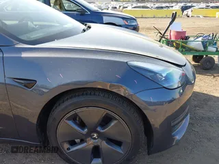 2022 Tesla Model 3 Long Range z VIN 5YJ3E1EB2NF183893, wystawiony jako IAAI lot #42130396 z przebiegiem 25 552 mil mil oraz . Historia ofert i sprzedaży dostępna na DreamBid. Obrazek 19.