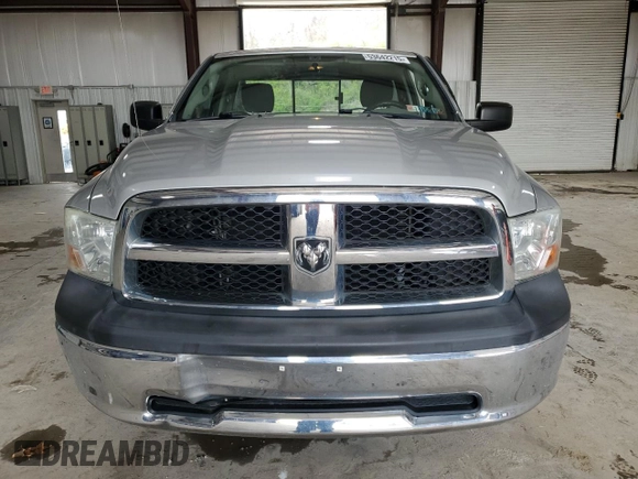 2012 Ram 1500 Tradesman z VIN 3C6JD7DT4CG110093, wystawiony jako Copart lot #53642215 z przebiegiem 110 996 mil mil oraz Szkoda całkowita • Salvage title. Historia ofert i sprzedaży dostępna na DreamBid. Obrazek 5.
