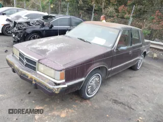 1992 Dodge Dynasty LE z VIN 1B3XC56R0ND750136, wystawiony jako IAAI lot #41955511 z przebiegiem 144 248 mil mil oraz . Historia ofert i sprzedaży dostępna na DreamBid. Obrazek 2.