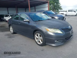 2011 Toyota Camry LE z VIN 4T1BF3EK2BU589918, wystawiony jako IAAI lot #42473194 z przebiegiem 259 431 mil mil oraz . Historia ofert i sprzedaży dostępna na DreamBid. Obrazek 1.
