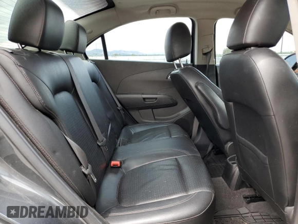 2013 Chevrolet Sonic LTZ z VIN 1G1JE5SH0D4102525, wystawiony jako Copart lot #60976595 z przebiegiem 138 420 mil mil oraz Szkoda całkowita • Salvage title. Historia ofert i sprzedaży dostępna na DreamBid. Obrazek 10.
