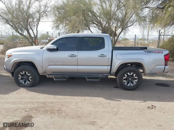 2020 Toyota Tacoma 4WD SR5 with VIN 3TMCZ5AN1LM324828, listed as a IAAI auction lot 40977362 with 33,906 mi miles. Bid and sale history available at carsss.com. Image 14.
