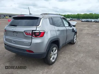 2020 Jeep Compass Latitude z VIN 3C4NJDBB9LT252474, wystawiony jako IAAI lot #42245000 z przebiegiem 62 186 mil mil oraz . Historia ofert i sprzedaży dostępna na DreamBid. Obrazek 4.