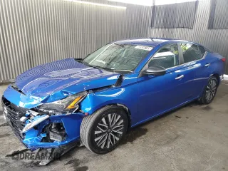 2025 Nissan Altima SV z VIN 1N4BL4DV7SN301857, wystawiony jako Copart lot #58934745 z przebiegiem 15 675 mil mil oraz Szkoda całkowita • Salvage title. Historia ofert i sprzedaży dostępna na DreamBid. Obrazek 1.