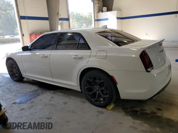 2020 Chrysler 300 S z VIN 2C3CCABT9LH181069, wystawiony jako Copart lot #76281354 z przebiegiem 66 773 mil mil oraz Szkoda całkowita • Salvage title. Historia ofert i sprzedaży dostępna na DreamBid. Obrazek 2.