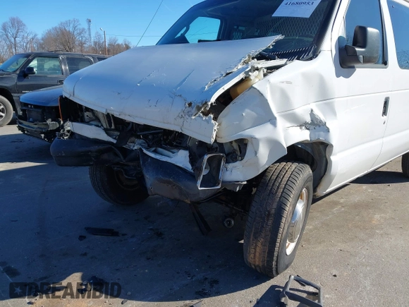 2003 Ford Econoline Passenger XL z VIN 1FBSS31L93HA92717, wystawiony jako IAAI lot #41680953 z przebiegiem 104 065 mil mil oraz . Historia ofert i sprzedaży dostępna na DreamBid. Obrazek 6.