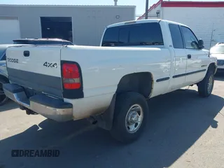 1998 Dodge 2500 z VIN 1B7KF23ZXWJ229754, wystawiony jako IAAI lot #42322524 z przebiegiem 203 937 mil mil oraz . Historia ofert i sprzedaży dostępna na DreamBid. Obrazek 4.