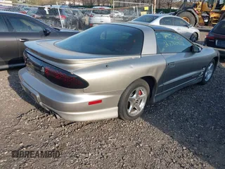 2000 Pontiac Firebird Firebird z VIN 2G2FS22K3Y2172035, wystawiony jako IAAI lot #42079941 z przebiegiem Nie podano mil oraz . Historia ofert i sprzedaży dostępna na DreamBid. Obrazek 4.
