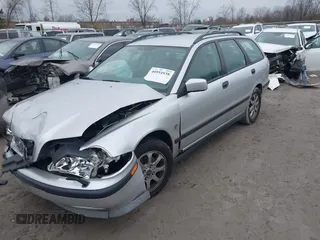 2000 Volvo V40 z VIN YV1VW2554YF430377, wystawiony jako IAAI lot #40954938 z przebiegiem 117 378 mil mil oraz . Historia ofert i sprzedaży dostępna na DreamBid. Obrazek 2.