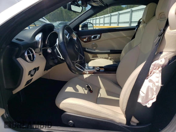 2018 Mercedes-Benz SLC 300 z VIN WDDPK3JA6JF152323, wystawiony jako Copart lot #51812223 z przebiegiem 24 861 mil mil oraz . Historia ofert i sprzedaży dostępna na DreamBid. Obrazek 7.