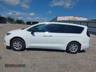 2025 Chrysler Pacifica Select with VIN 2C4RC1BG7SR509591, listed as a IAAI auction lot 42533235 with 19,520 mi miles and . Bid and sale history available at DreamBid. Image 15.