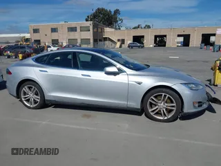 2014 Tesla Model S 60 z VIN 5YJSA1H17EFP43546, wystawiony jako IAAI lot #41896443 z przebiegiem Nie podano mil oraz . Historia ofert i sprzedaży dostępna na DreamBid. Obrazek 14.