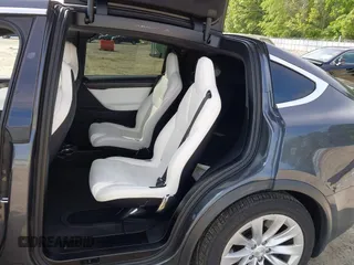 2017 Tesla Model X 90D z VIN 5YJXCBE20HF070235, wystawiony jako IAAI lot #42099344 z przebiegiem 57 686 mil mil oraz . Historia ofert i sprzedaży dostępna na DreamBid. Obrazek 8.