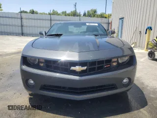 2013 Chevrolet Camaro LT z VIN 2G1FC1E38D9163929, wystawiony jako Copart lot #57153955 z przebiegiem 44 863 mil mil oraz Czysty tytuł • Clean title. Historia ofert i sprzedaży dostępna na DreamBid. Obrazek 5.