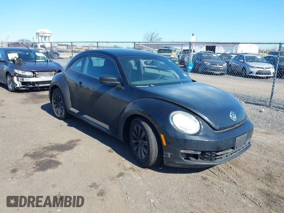 2015 Volkswagen Beetle Fleet Edition z VIN 3VWF17AT6FM645215, wystawiony jako IAAI lot #41906754 z przebiegiem 154 093 mil mil oraz . Historia ofert i sprzedaży dostępna na DreamBid. Obrazek 1.