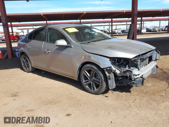 2015 Volvo S60 T5 Drive-E Premier z VIN YV140MFB3F1311727, wystawiony jako IAAI lot #41657590 z przebiegiem 117 794 mil mil oraz . Historia ofert i sprzedaży dostępna na DreamBid. Obrazek 1.