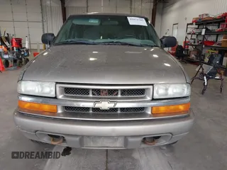 2002 Chevrolet Blazer LS z VIN 1GNDT13WX2K182268, wystawiony jako IAAI lot #41872743 z przebiegiem 135 008 mil mil oraz . Historia ofert i sprzedaży dostępna na DreamBid. Obrazek 12.