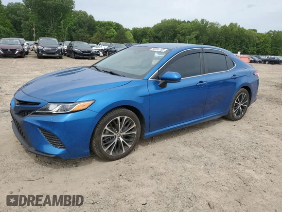 2020 Toyota Camry SE z VIN 4T1G11AKXLU371418, wystawiony jako Copart lot #56050785 z przebiegiem 106 183 mil mil oraz Szkoda całkowita • Salvage title. Historia ofert i sprzedaży dostępna na DreamBid. Obrazek 1.