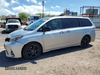 2020 Toyota Sienna SE z VIN 5TDXZ3DC6LS035136, wystawiony jako Copart lot #50648835 z przebiegiem 83 752 mil mil oraz Szkoda całkowita • Salvage title. Historia ofert i sprzedaży dostępna na DreamBid. Obrazek 1.