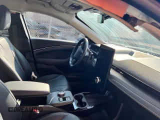 2021 Ford Mustang Mach-E Premium z VIN 3FMTK3SU0MMA43521, wystawiony jako Copart lot #69157472 z przebiegiem 1 659 mil mil oraz . Historia ofert i sprzedaży dostępna na DreamBid. Obrazek 4.